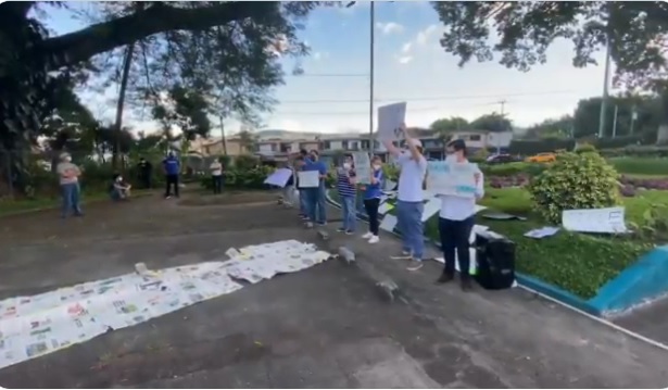 Pequeño grupo de personas se concentran en Plaza al Soldado para protestar contra el Gobierno pequeno-grupo-de-personas-se-concentran-en-plaza-al-soldado-para-protestar-contra-el-gobierno